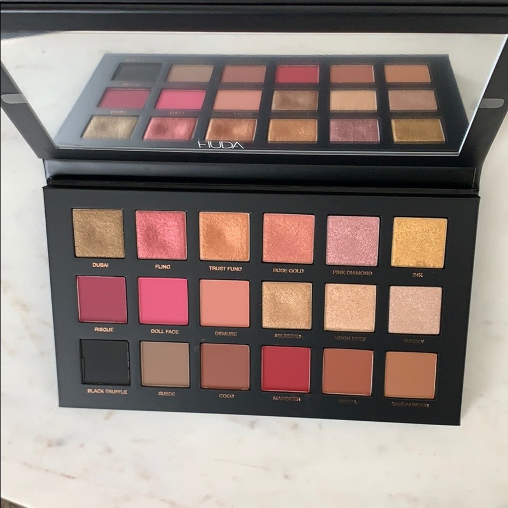 Huda Beauty Rose Gold Remastered Eyeshadow Palette - Picture 3 of 12
